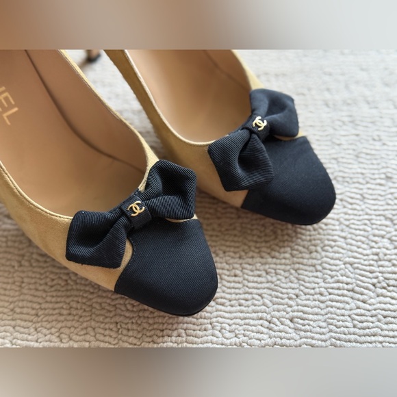 CHANEL Women Suede Pumps, Bow, CC Logo. 3" Heels, Size 37, Beige. Authentic - Picture 7 of 16